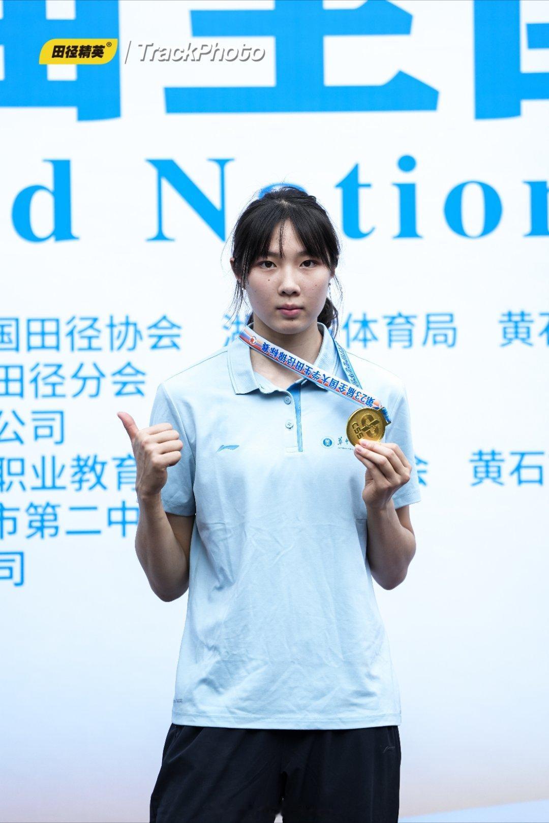 大田赛三级跳远女子丁组决赛，李艺13米86夺冠，前三跳都在13.7以上。第四跳犯