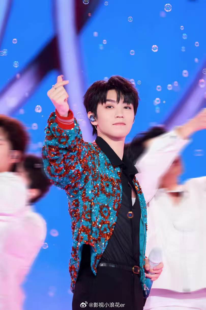 王俊凯我自愿的谢娜让徐洁儿放开王俊凯乘风初见面直播 徐洁儿：很多人好奇王俊凯为什