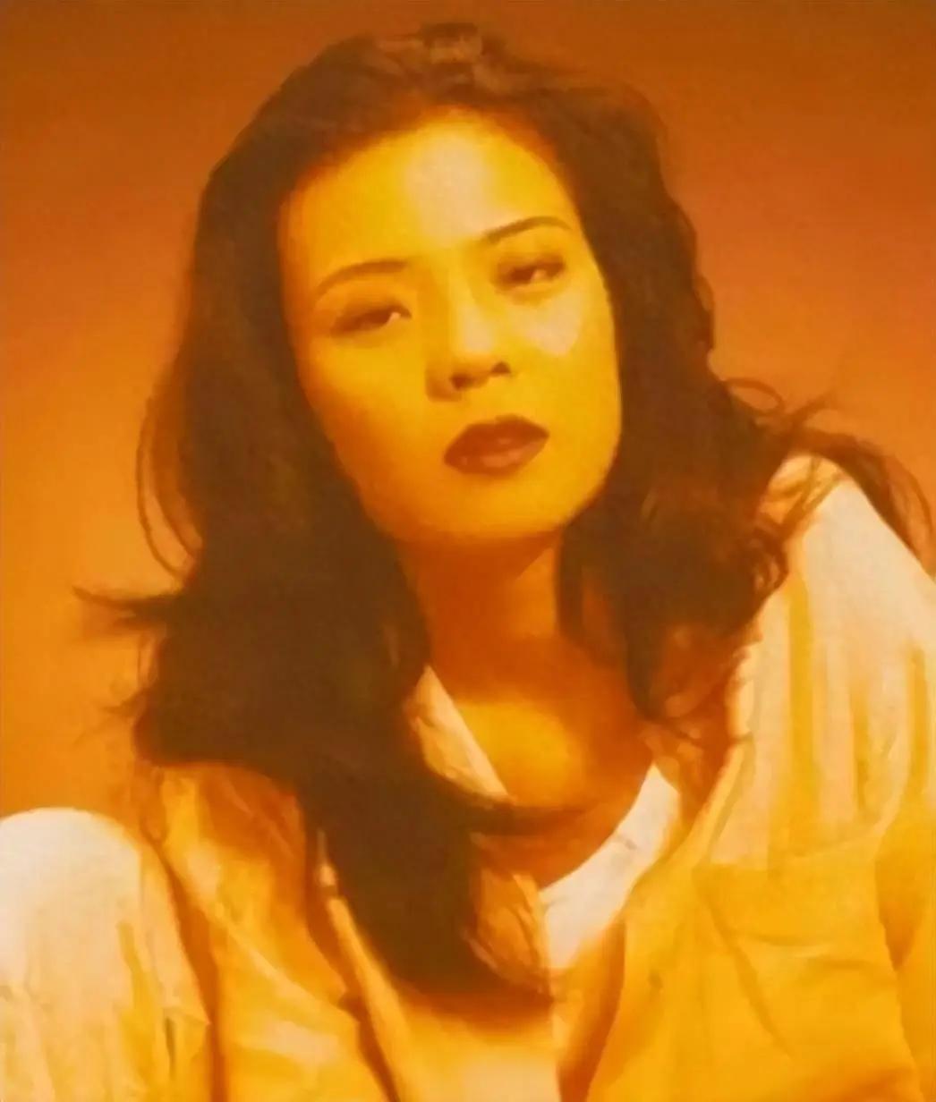 [微风]1999年，28岁的谢津洗完澡后，从23层高楼一跃而下，临终时，她躺在母