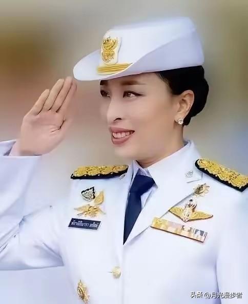 47岁的泰国帕公主走了，
最接受不了的
不是亲友，也不是王室成员，而是她那年迈的