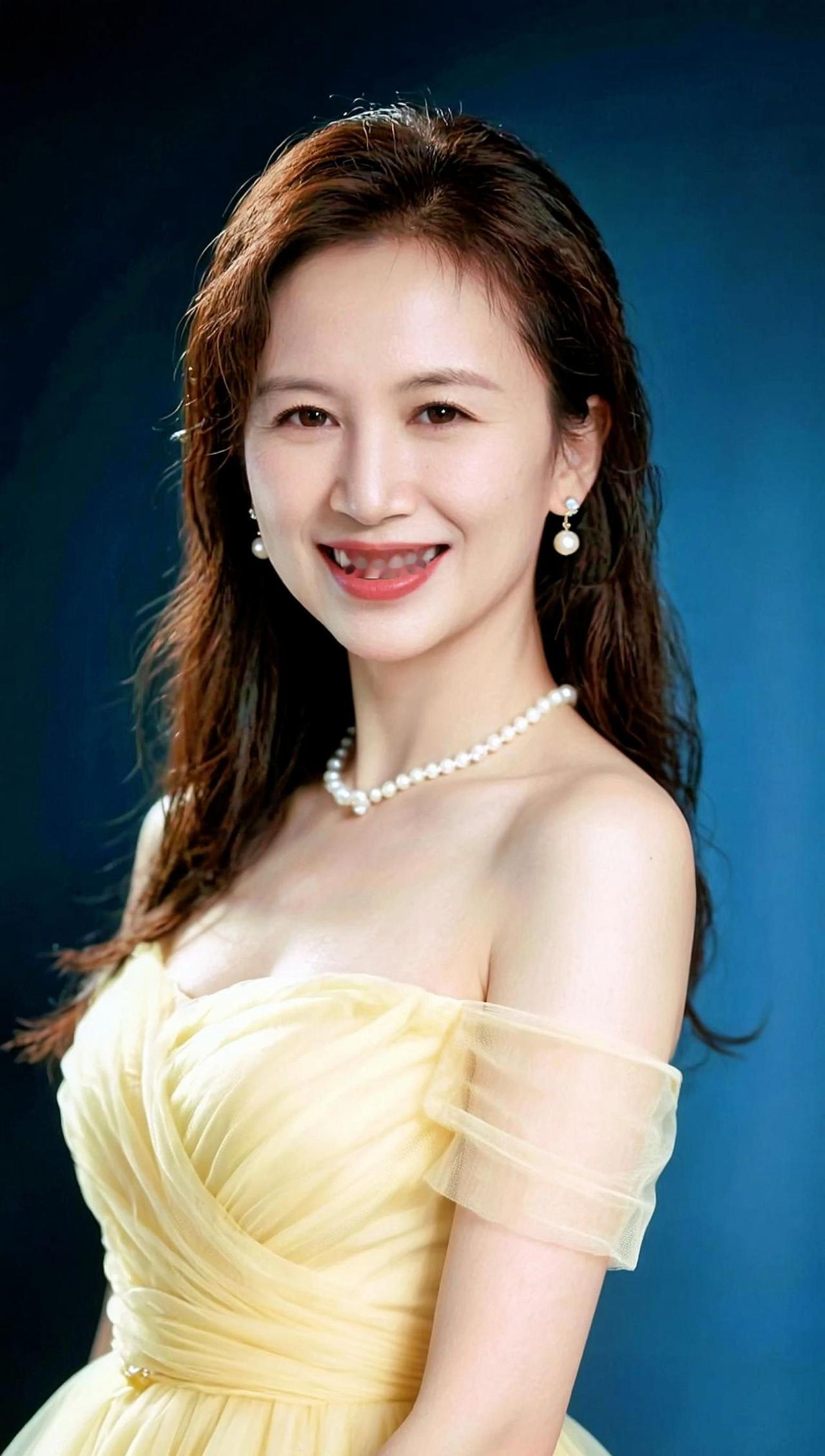淡黄的纱裙在光影中轻舞，仿佛捕捉到了夏日的温柔与浪漫。裙摆的褶皱像是时间的笔触，