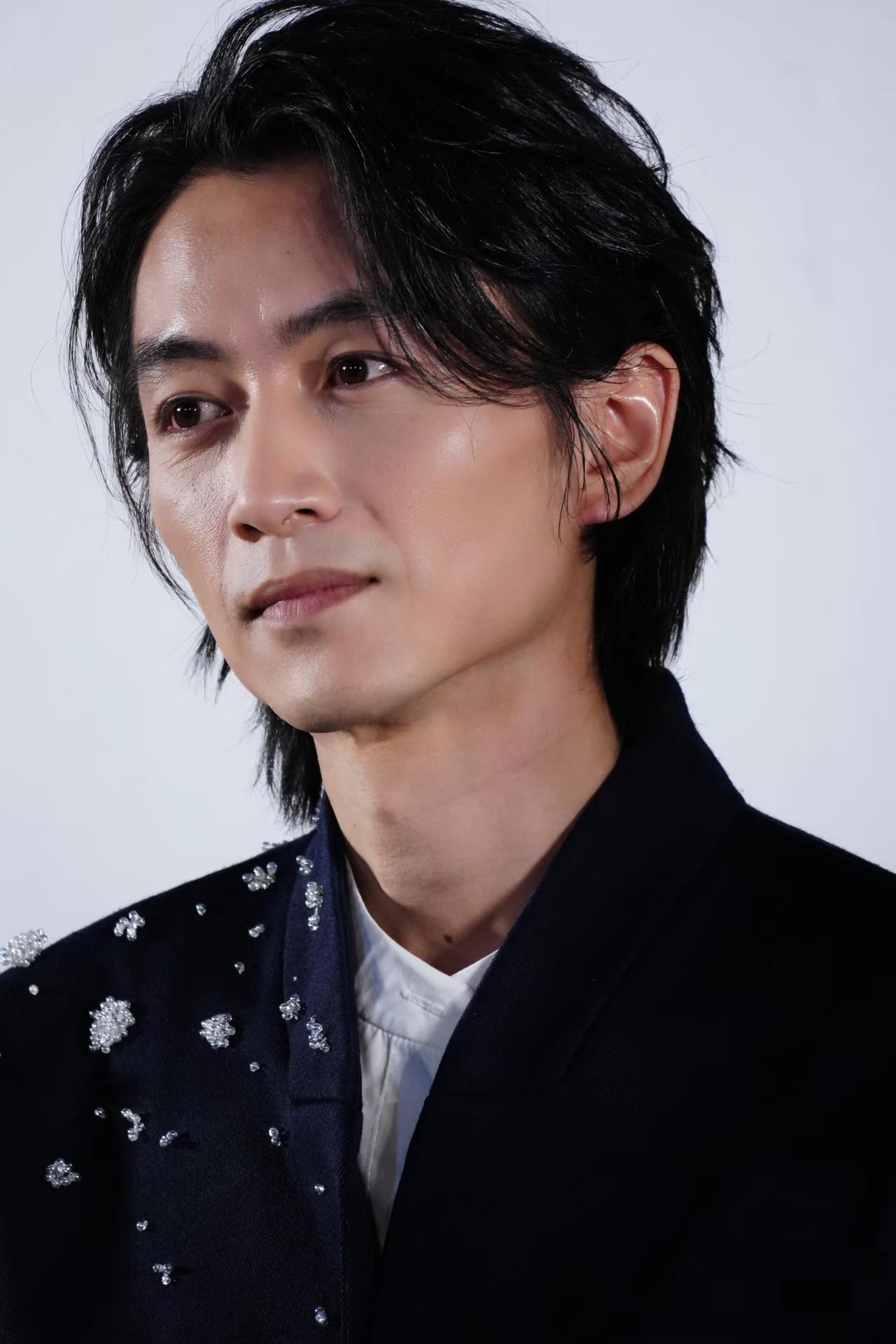 大家不要再心疼陈晓了，
他瘦脱相这事，
并不是表面看到的心情不好引起的，而是为了