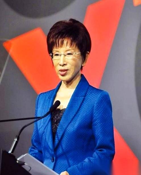 为啥骂洪秀柱的人突然安静？


洪秀柱回来之后，
那些人突然没声音了。
前几天还