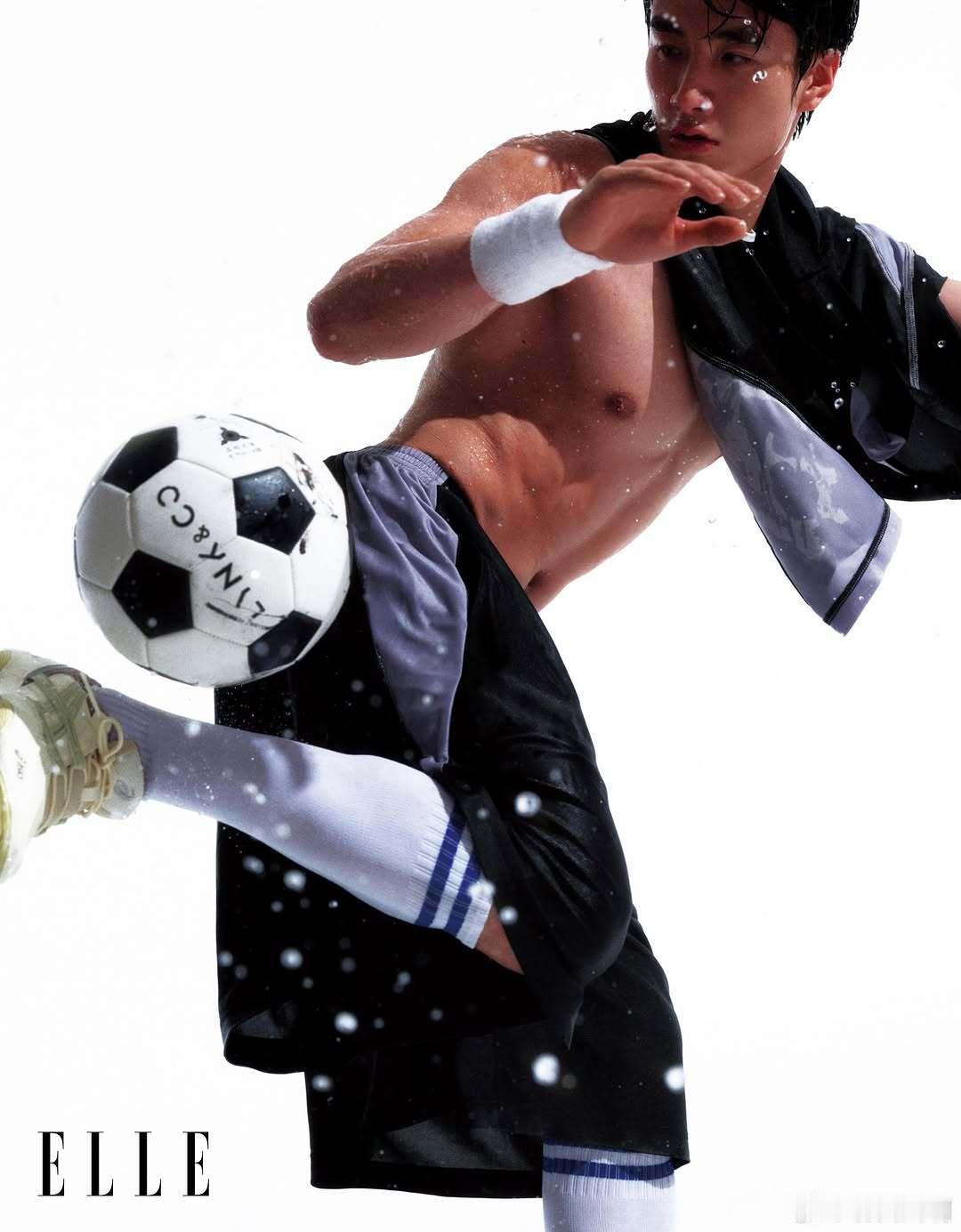 这组由《ELLE》呈现的足球主题时尚大片，以“FIFA！”为题，将运动激情与高级