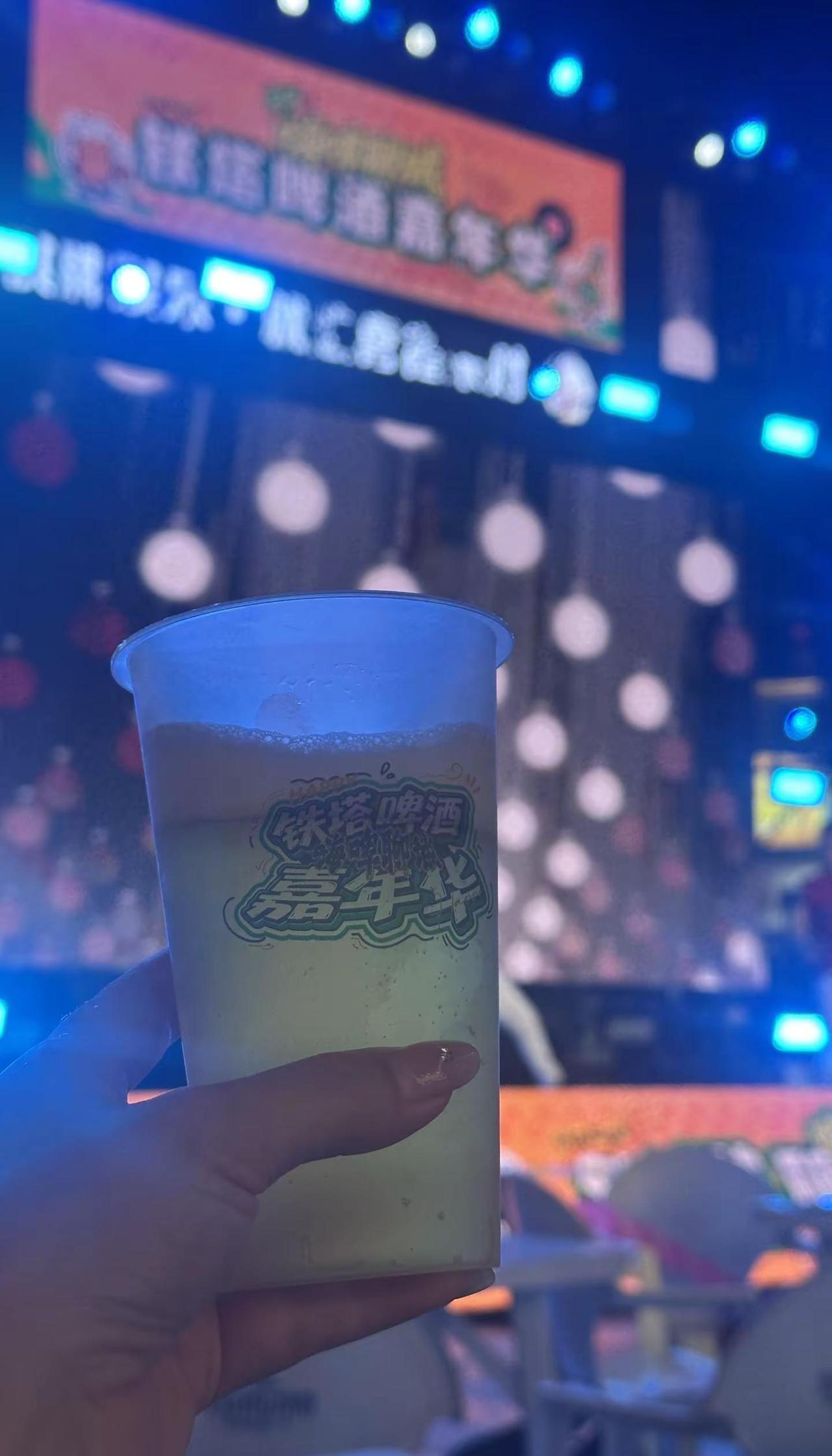 喝到微醺的时候人就会变得感性，想说的话在眼里，在酒里，在夜里，在无人知晓的梦里。