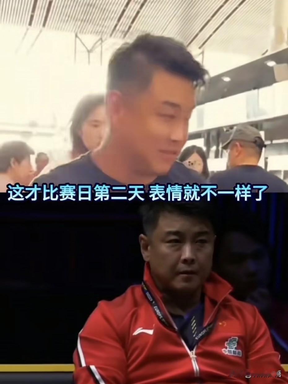 昨天才比赛第二天，王皓的表情就不一样了，从北京出发那天心情不错，是精神小伙儿，昨