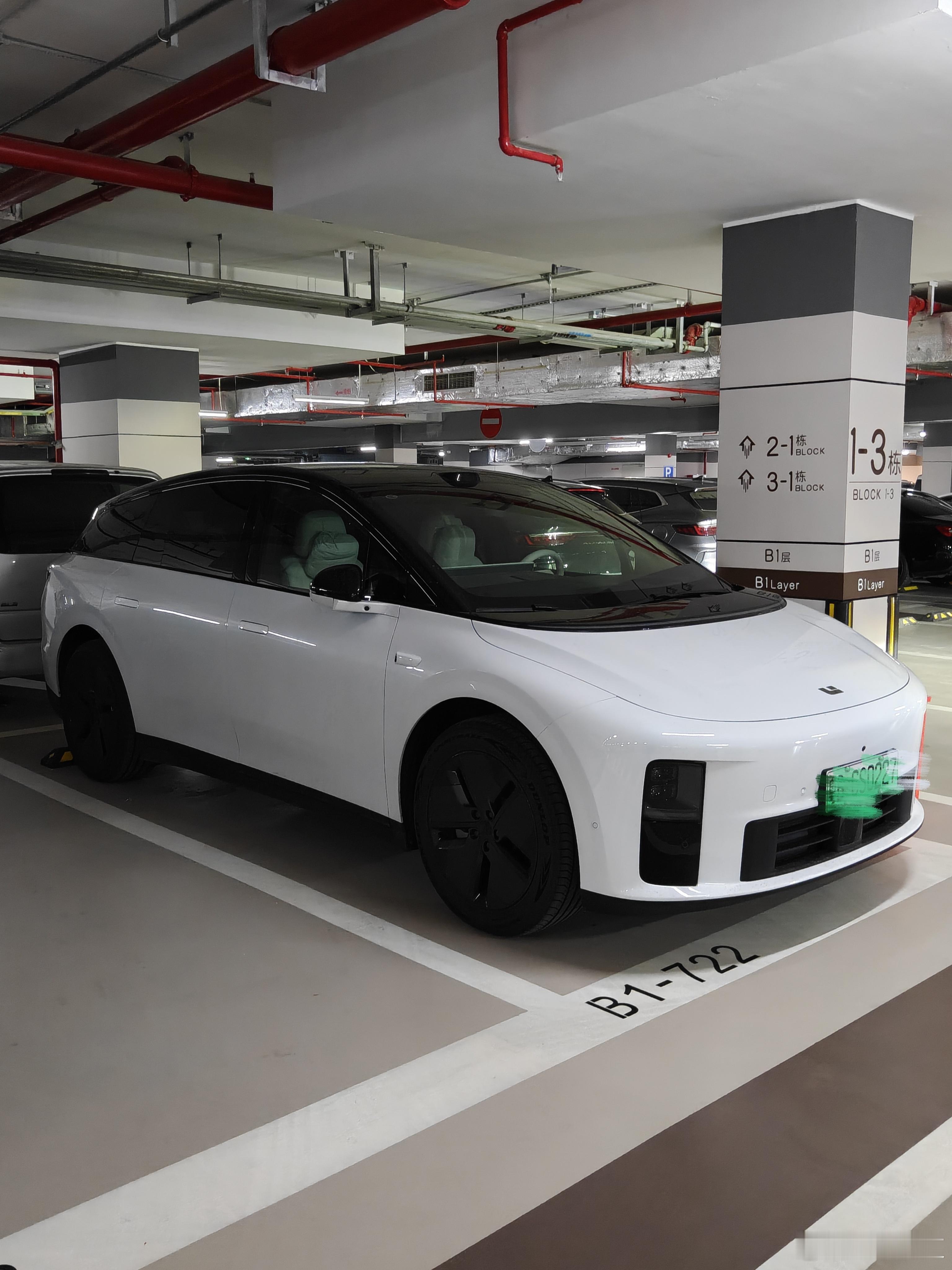 我们小区竟然有一辆理想i6，这辆车好像有点波折，在产能爬坡？实车看起来确实挺特别