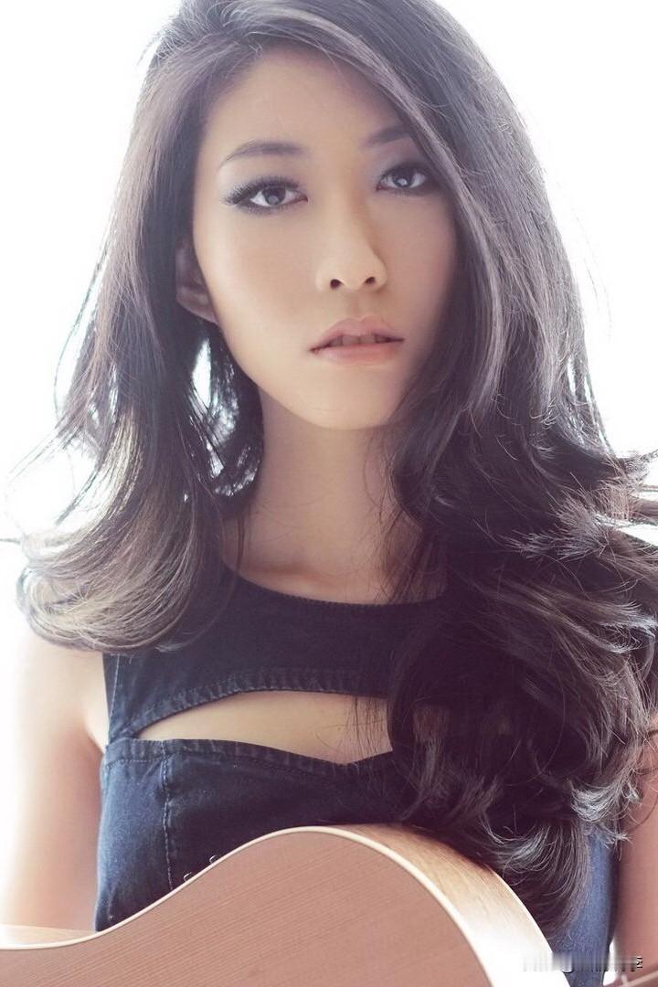 曲婉婷这是啥情况？

怎么还觉得自己受尽了委屈？

实在是混不下去了吧，想试水复