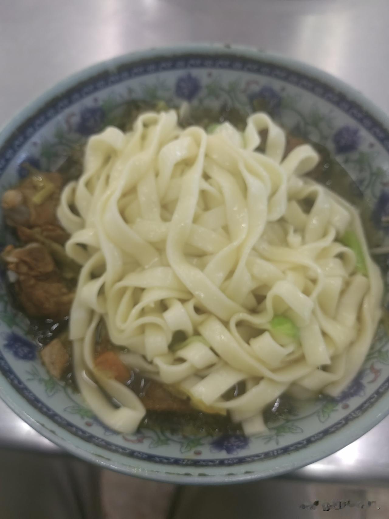 寒冬腊月，一碗热气腾腾的牛肉面，暖胃又暖心！