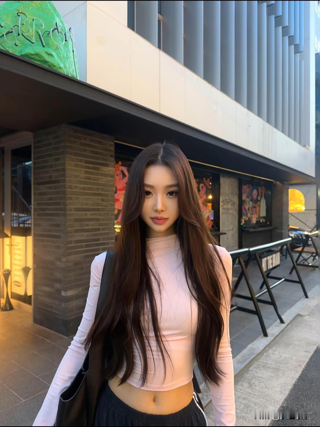 都市少女风，粉色高领衫搭配黑色短裤，时尚又舒适！