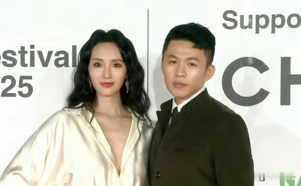 李鸿其和王紫璇牵手亮相釜山国际电影节闭幕式红毯，真情侣看着就是甜啊。不过李鸿其的