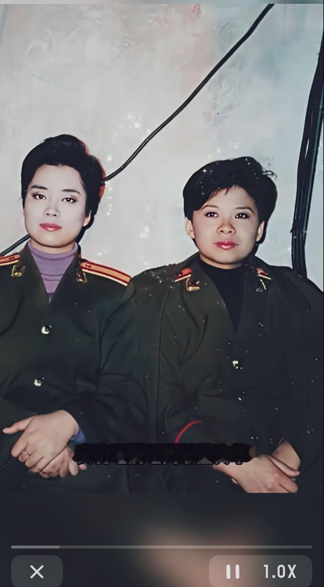 她们是90年代总政歌舞团的台柱子，一首首经典歌曲，陪伴了几代人的青春。军装在身，
