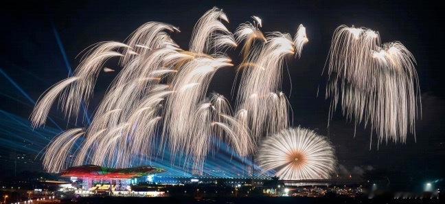 千架无人机万发烟花点亮2026 南京慢城跨年音乐嘉年华今晚将成为全城焦点！千架无