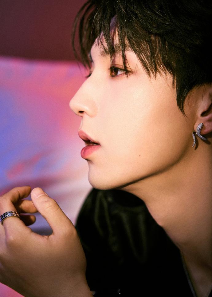 这居然是郭俊辰郭俊辰这组写真也太绝了吧！纯黑look+银色耳饰，性张力直接拉满，