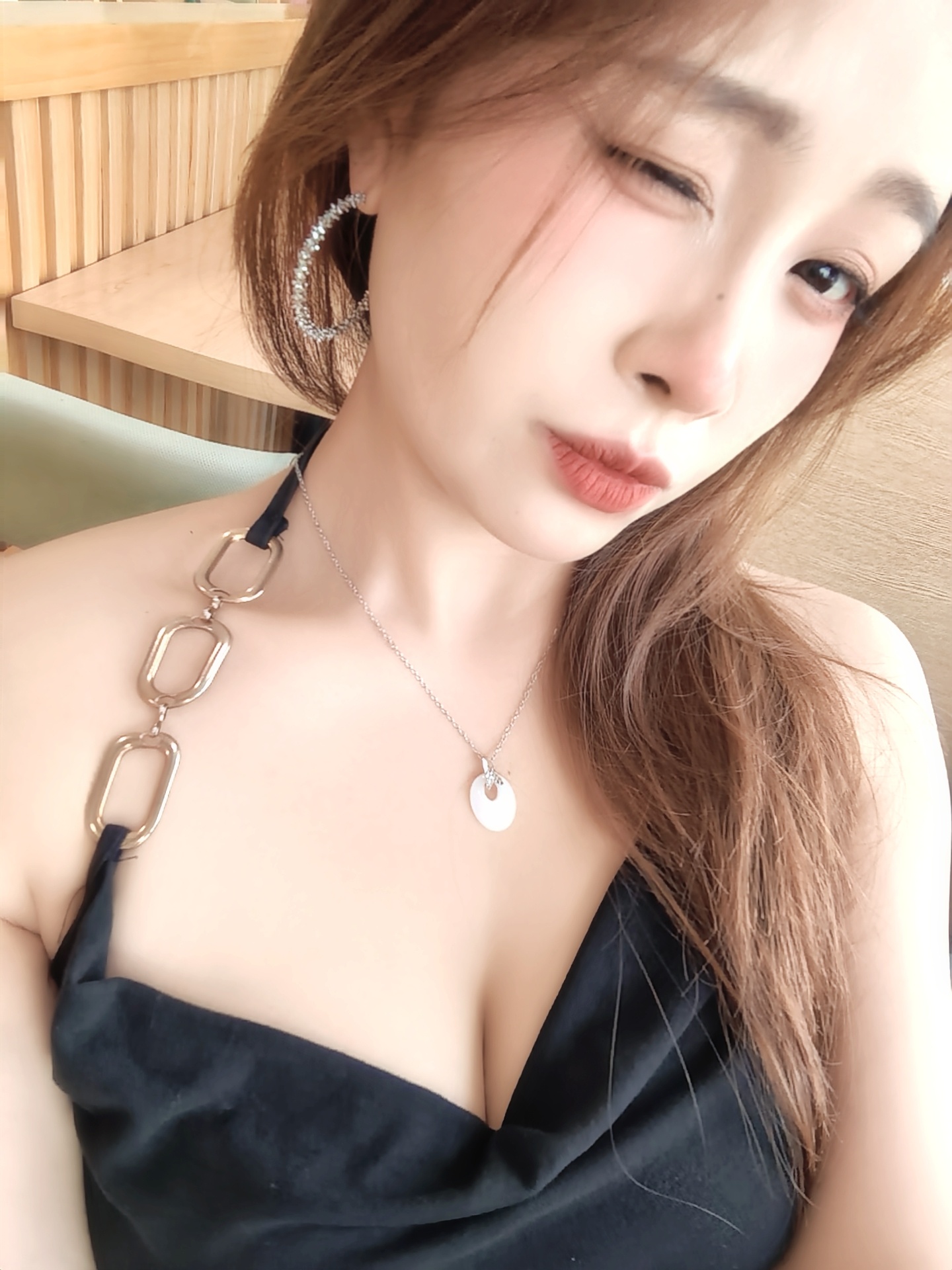 爱是克制，也是沉沦。 
