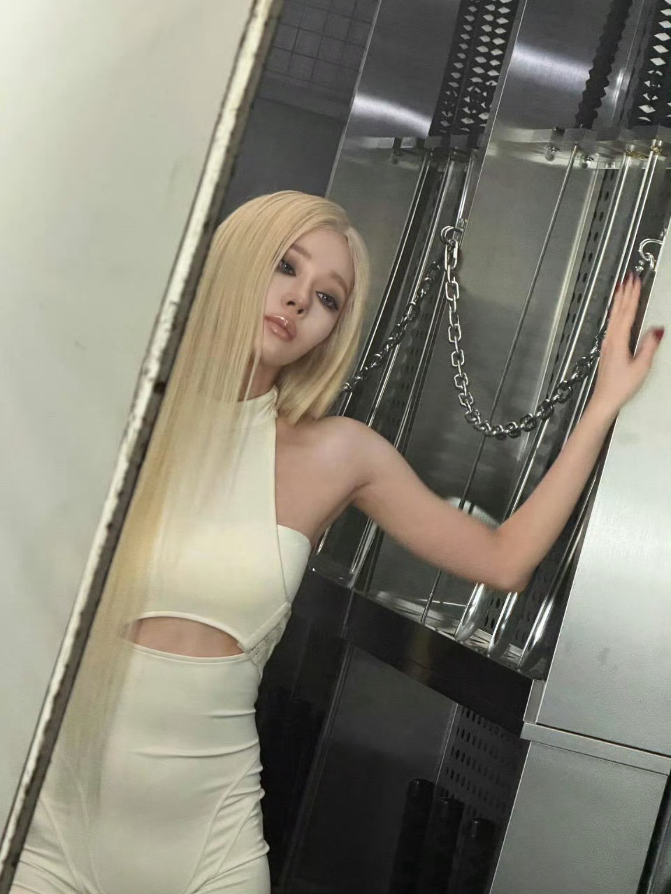 完美诠释了机械姬一词、脸颊肉消失后姐感真的好浓啊