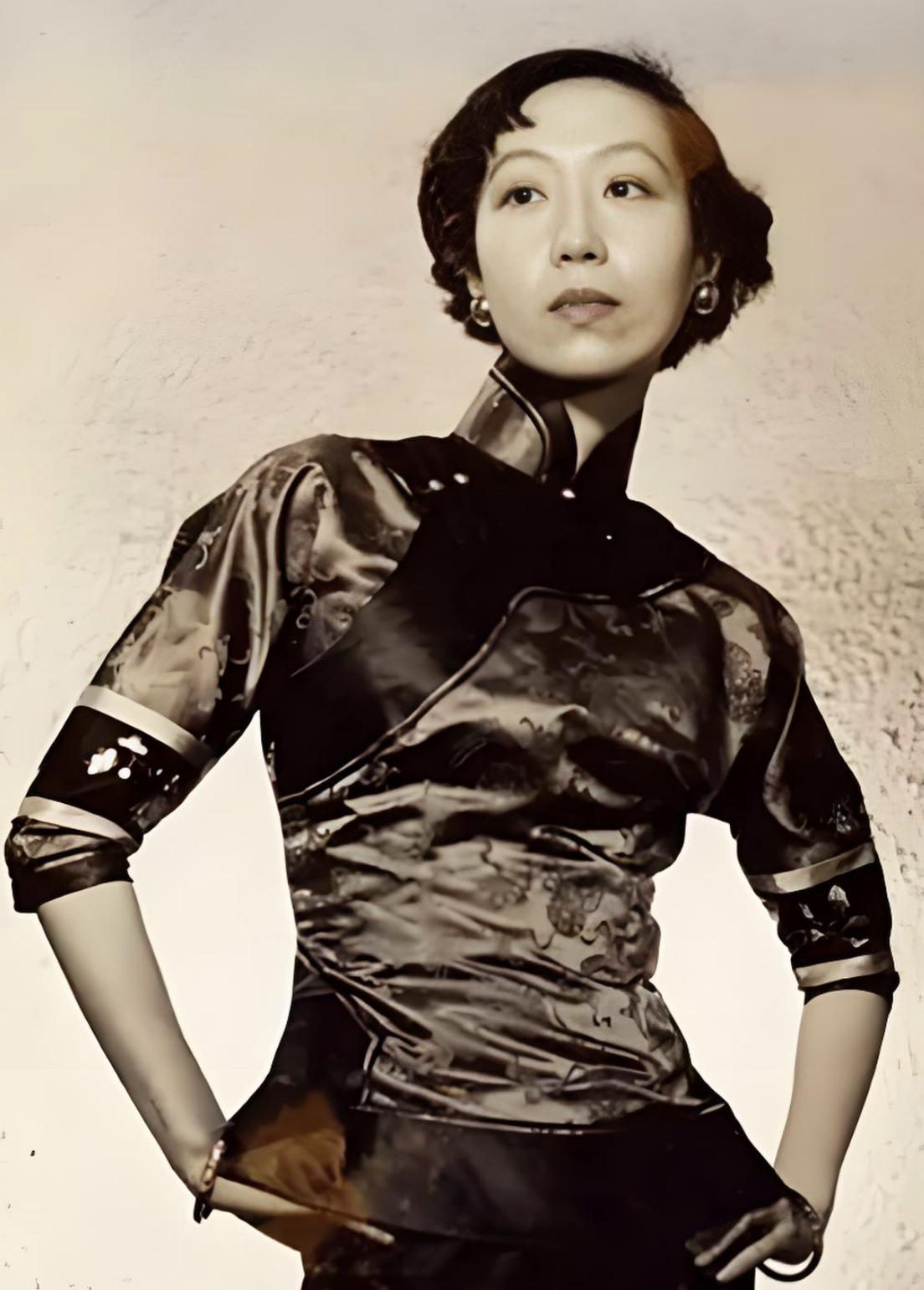 女人很难喜欢张爱玲，这主要是因为：张爱玲把女儿分析得太透太透，她让女人在面对她的