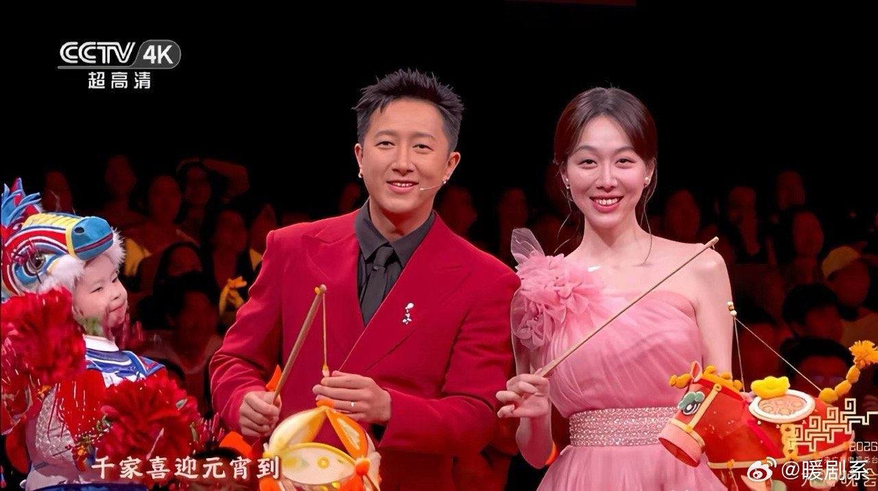 二胖姜妍，为什么成为央视晚会的常客？原因很简单：面相好，笑容甜美，和嘉宾百搭。元