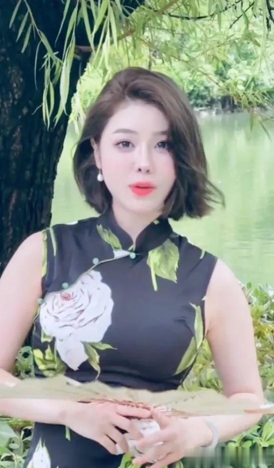 慢慢的欣赏，你会觉得越看越漂亮！！

爱笑的女人，运气都不会差！


  
