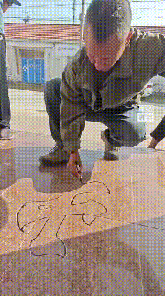谁还说现在没真手艺？山东滨州这位石雕师傅直接用磨机在地砖上“绣花”，一出手就把我
