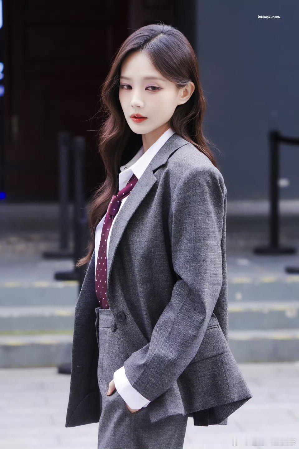 李一桐新剧美人余西装路透造型，这一身配上大波浪卷发简直就是律政佳人[期待][期待