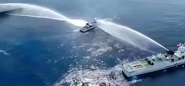为什么菲律宾海警船没有水炮？
7月23日至24日，菲律宾连续组织公务船闯入黄岩岛
