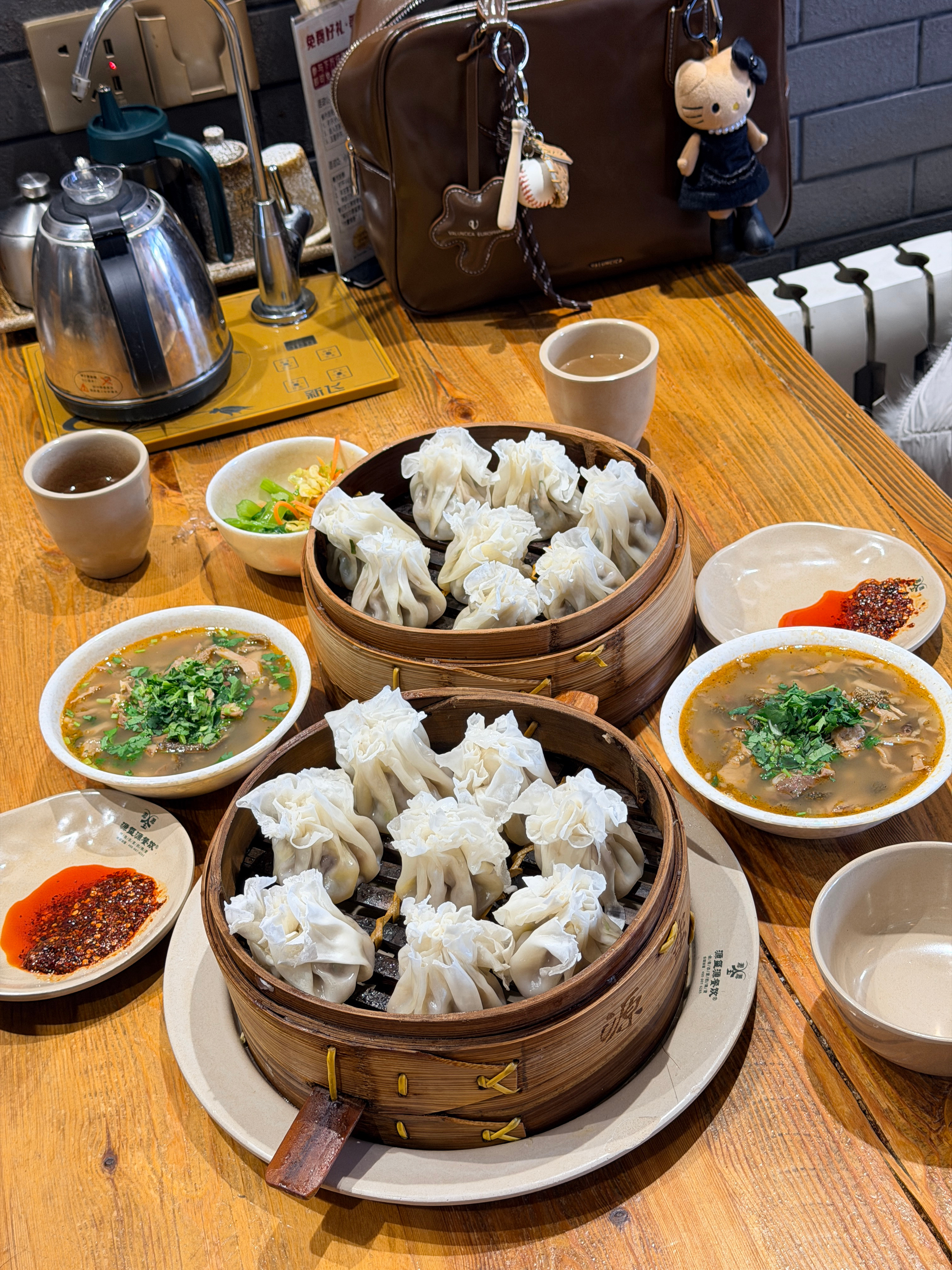 在呼伦贝尔吃到正宗牛羊肉烧麦，还是冻在外面的！香晕了～～ 呼伦贝尔·源玺源烧麦馆