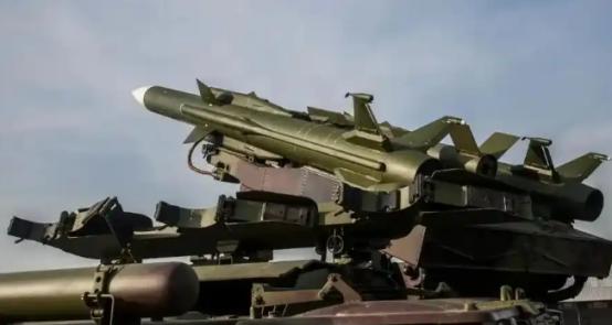 美伊战事胶着之际，中东乱局引发多国跟风选边，各种“骚操作”接连上演，让局势更加复