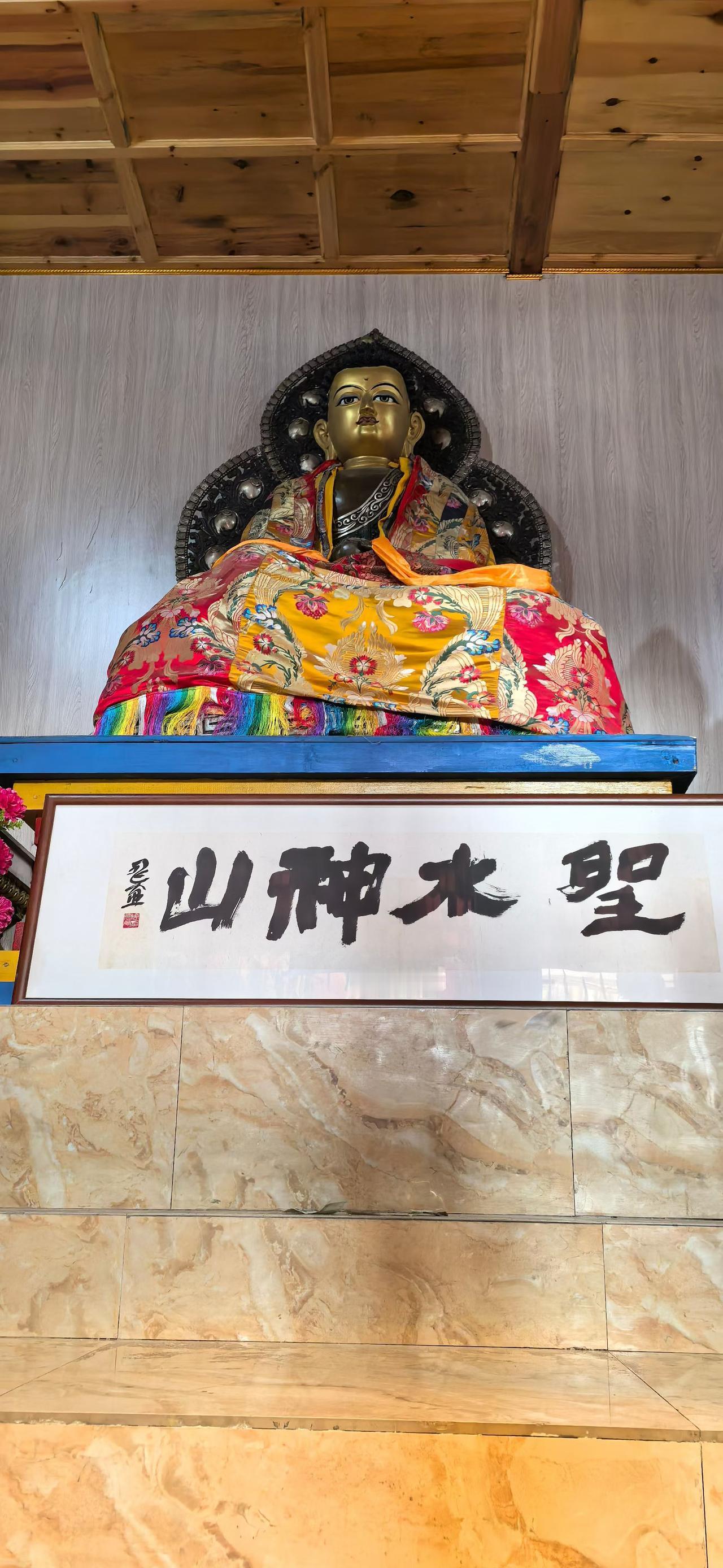 一壶山人客次木里合什：聖水神山木里行
​吉多峯上白雲生
​玉淵池外梵音繞
​耳際