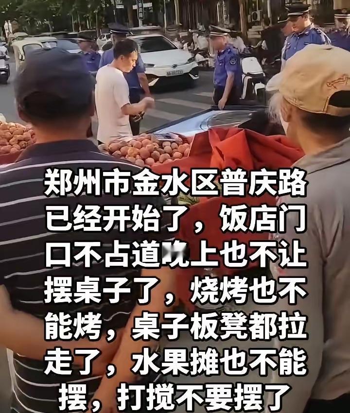 没想到金水区普庆路
街边景象大变样了，
沿街商户都收起了外摆桌椅，夜市氛围一下子
