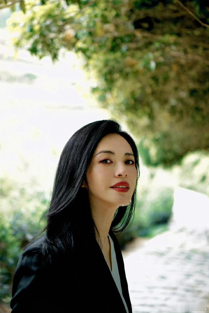 李健说姚晨的新歌唱作俱佳李健宣传姚晨新歌谁懂啊！李健亲自宣传姚晨新歌还夸唱作俱佳