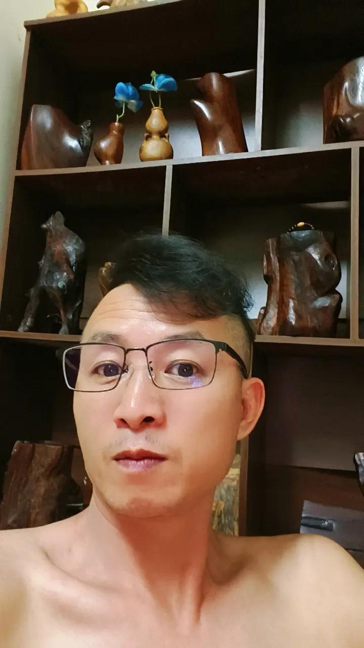 老来两个念想。一个是有相同兴趣爱好的；一个是能踏实过日子的，两者具一，可谓此生足