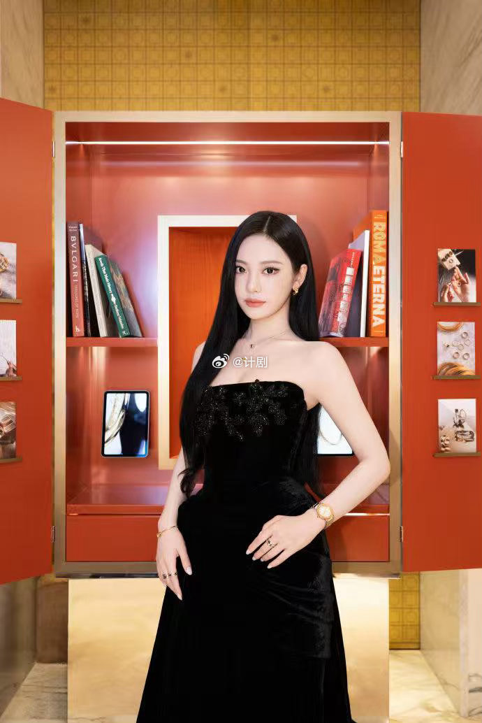 宝格丽火速认领宁艺卓宝格丽立马发了宁艺卓宁艺卓黑丝绒抹胸长裙配宝格丽珠宝这套真的
