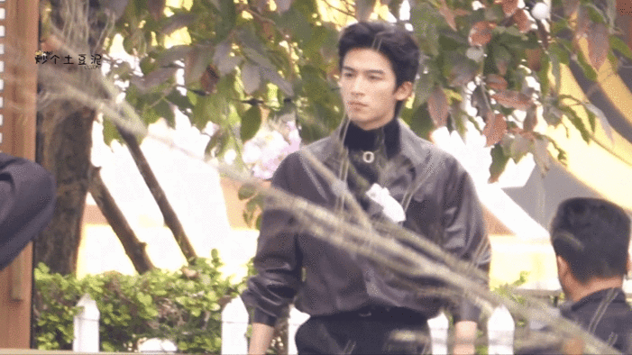 导演快给王星越递本子王星越机车皮衣造型，每一步都踩在我的心巴上！ 