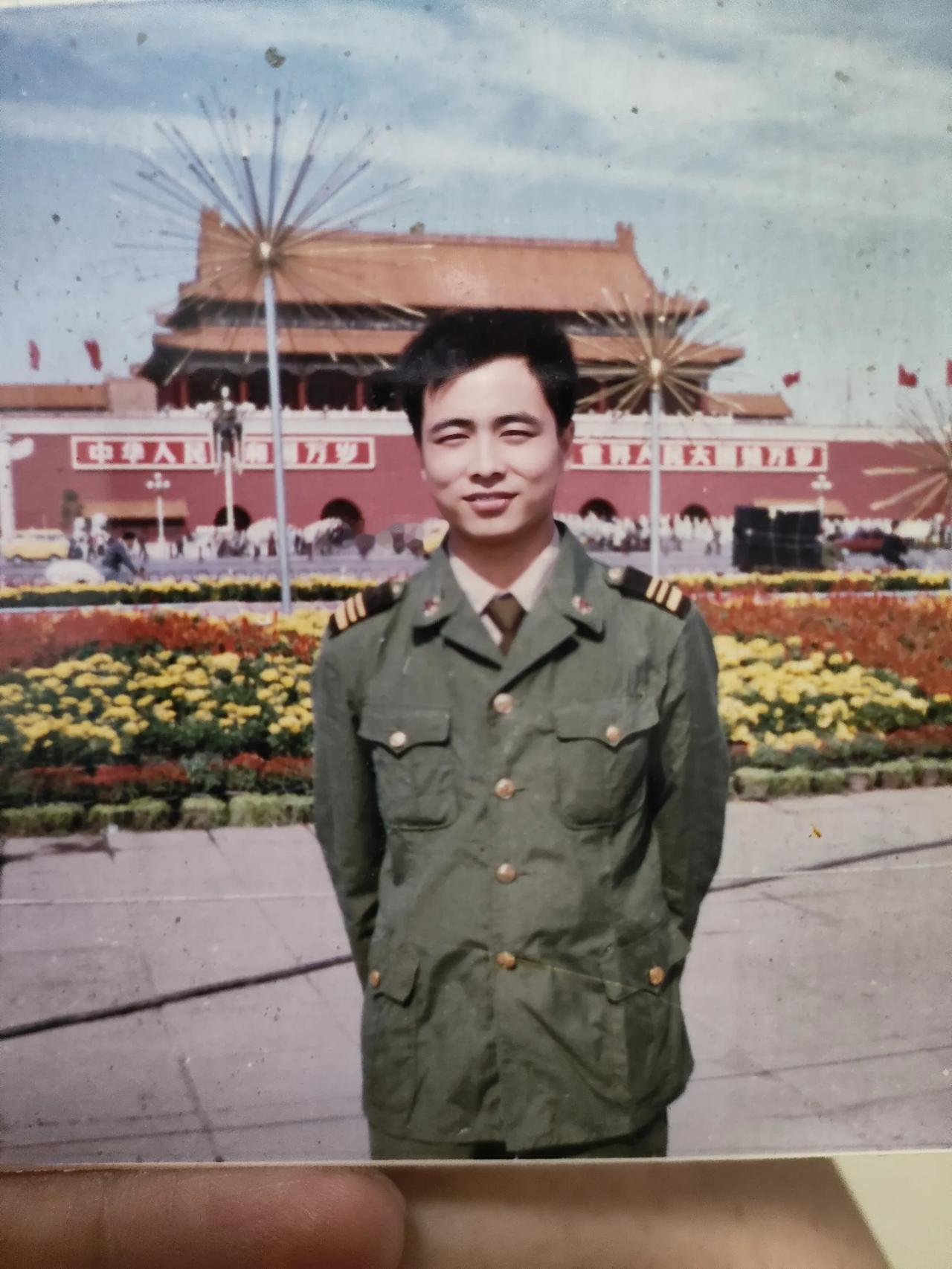 分享一张你在北京的照片1993年我在天安门广场。那一年我19岁。