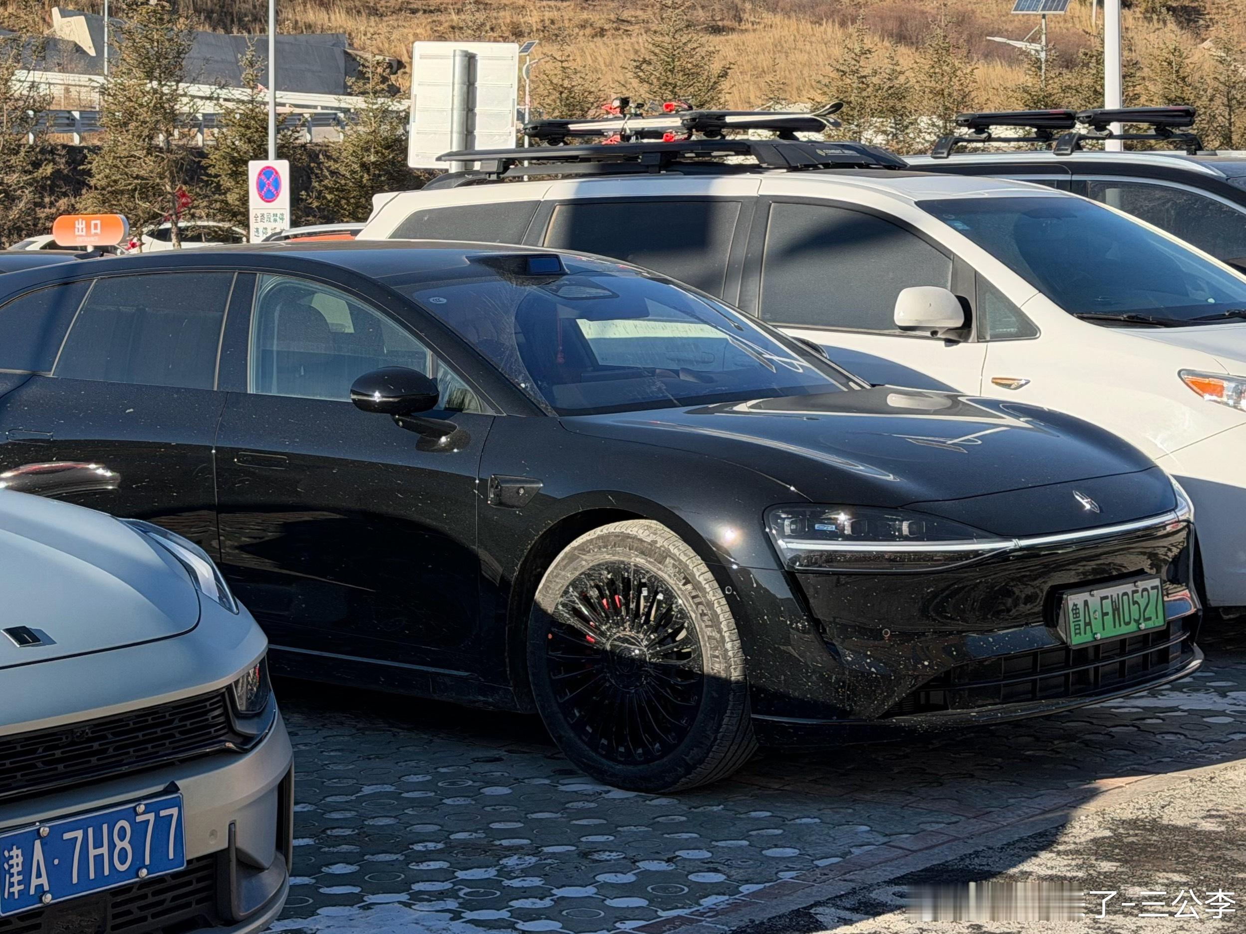 享界s9t已经有人开着S9T黑武士来滑雪了你不是要给我们买工作车吗！就要这台！就