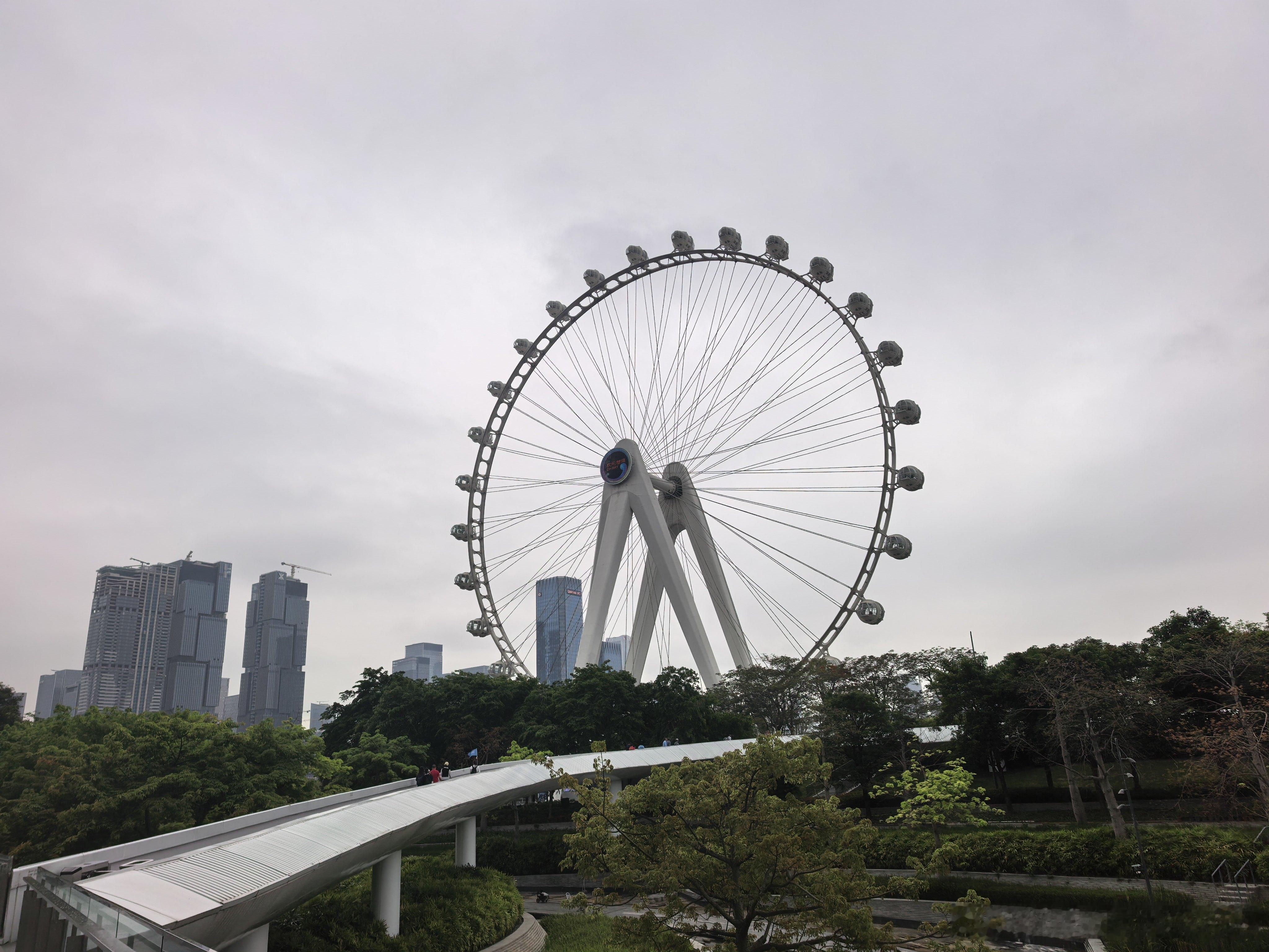 今天的深圳有点春天的感觉细雨微风，前海湾畔喝杯咖啡提提神。周末旁边的豪宅观潮府要