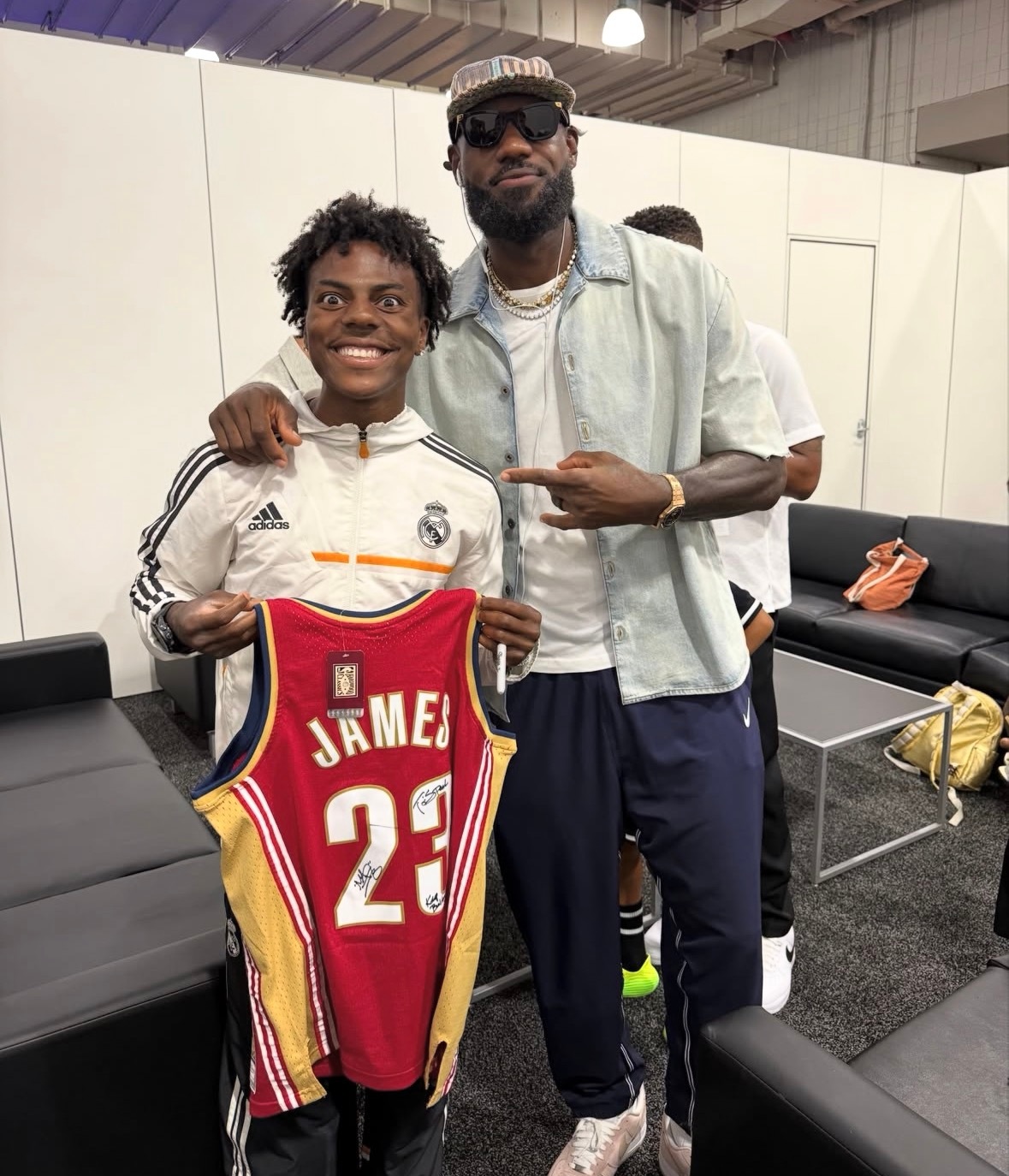 Speed也是好起来了，拿到了詹姆斯的亲签。 nba