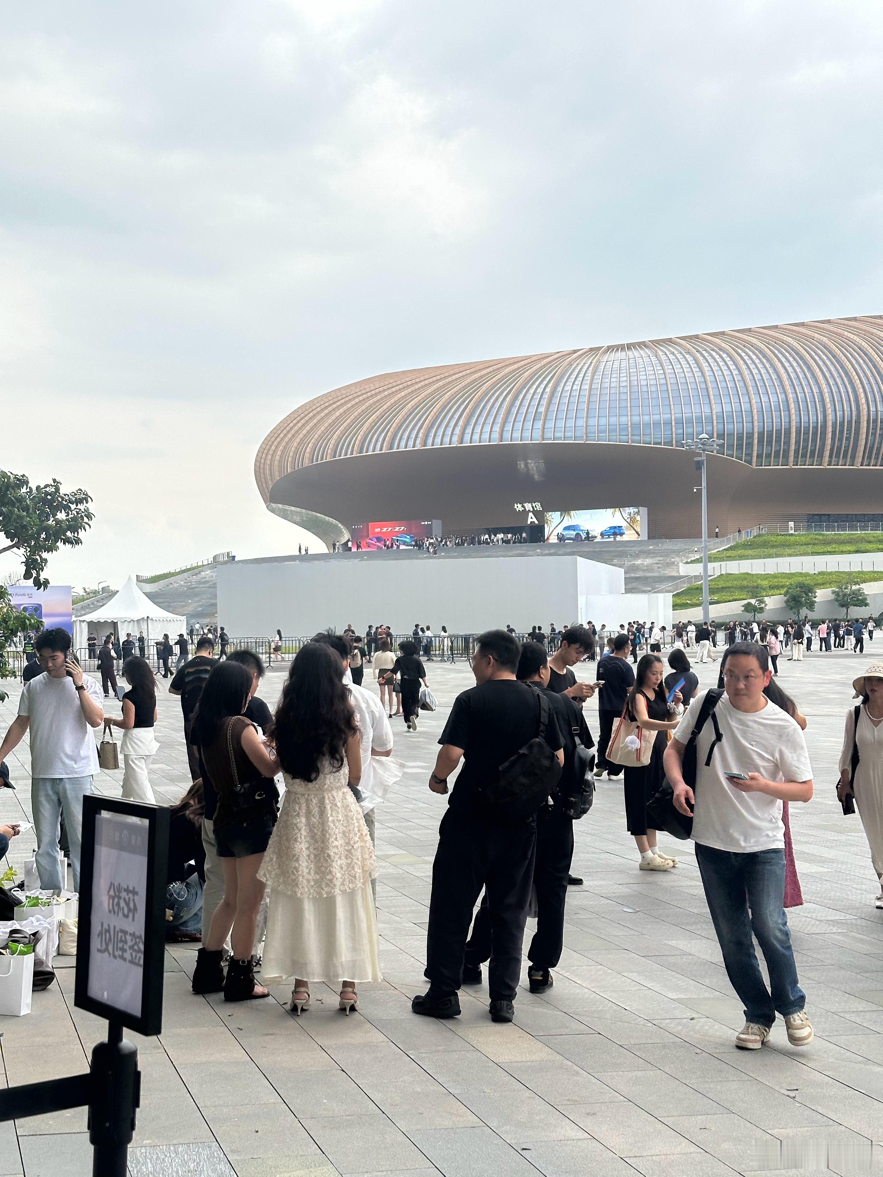 到了朋友们，算是最早一批到的吧鸿蒙智行春季新品发布会 广州·大湾区文化体育中心-