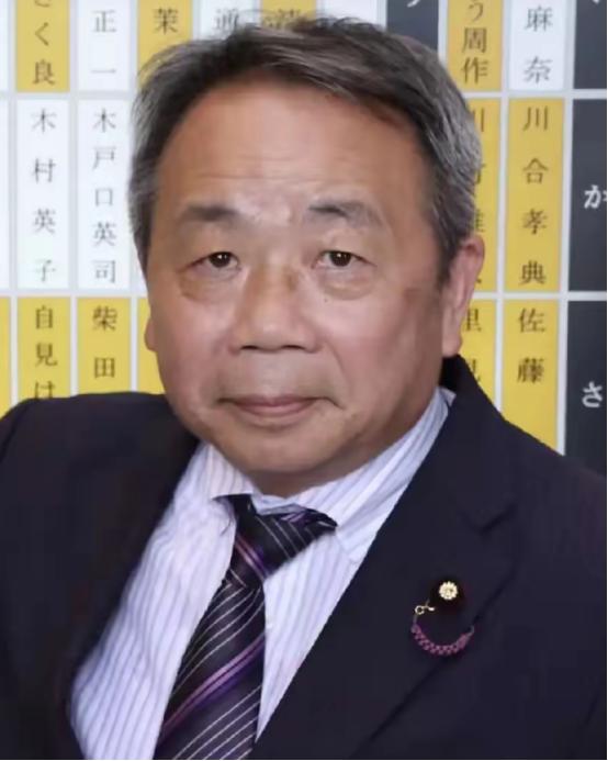 4月22日，就在126名日本议员集体去靖国神社“拜鬼”的同一天，队伍里有一个让中