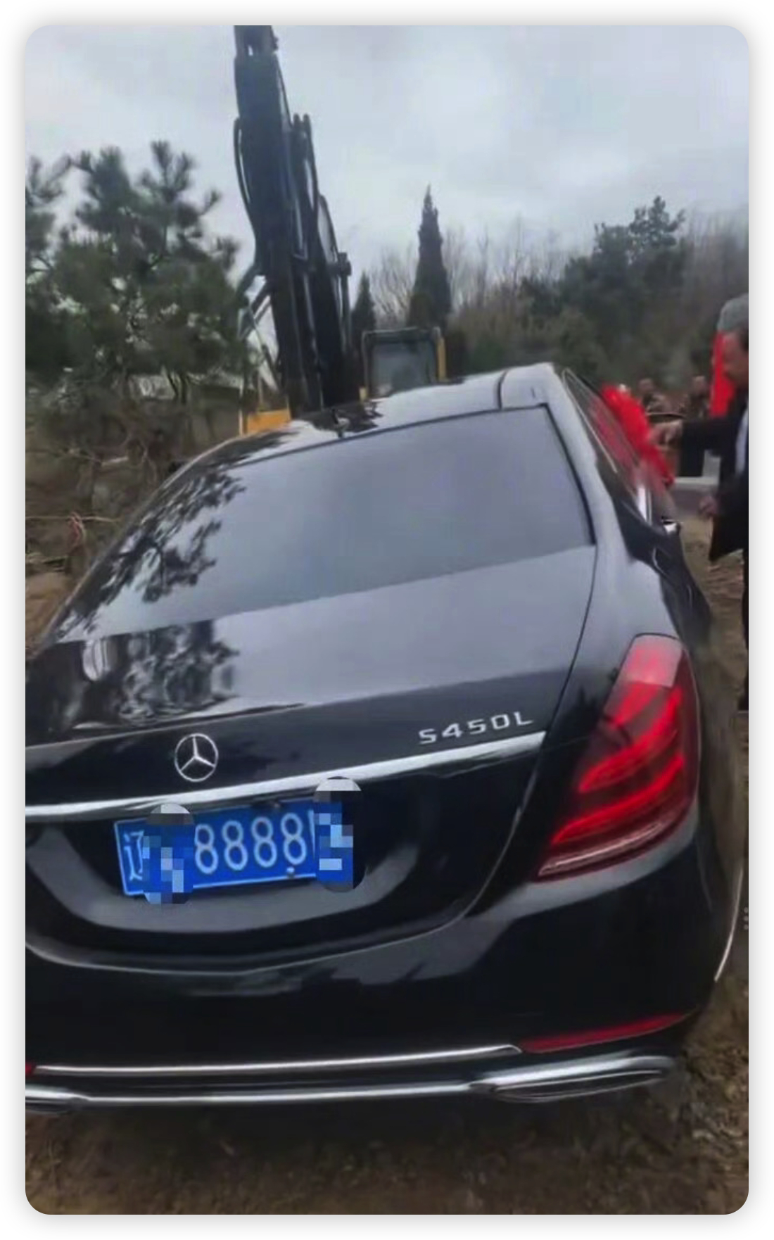 民政局回应用真奔驰车陪葬啊？这真给我看愣了！先别管它是不是老奔驰爆改新款，单说“