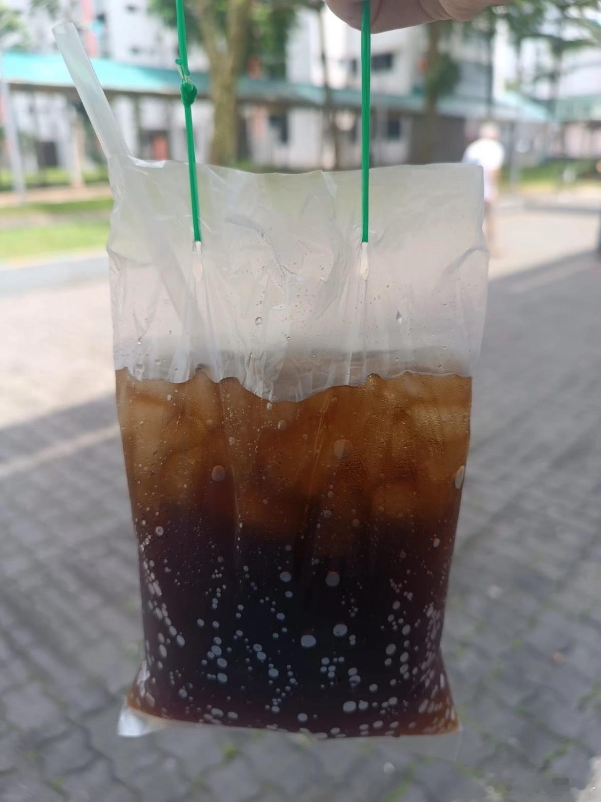特朗普让可口可乐改配方小学放学后的路边摊，五毛钱一袋的冰镇可乐～插根吸管慢慢嗦，
