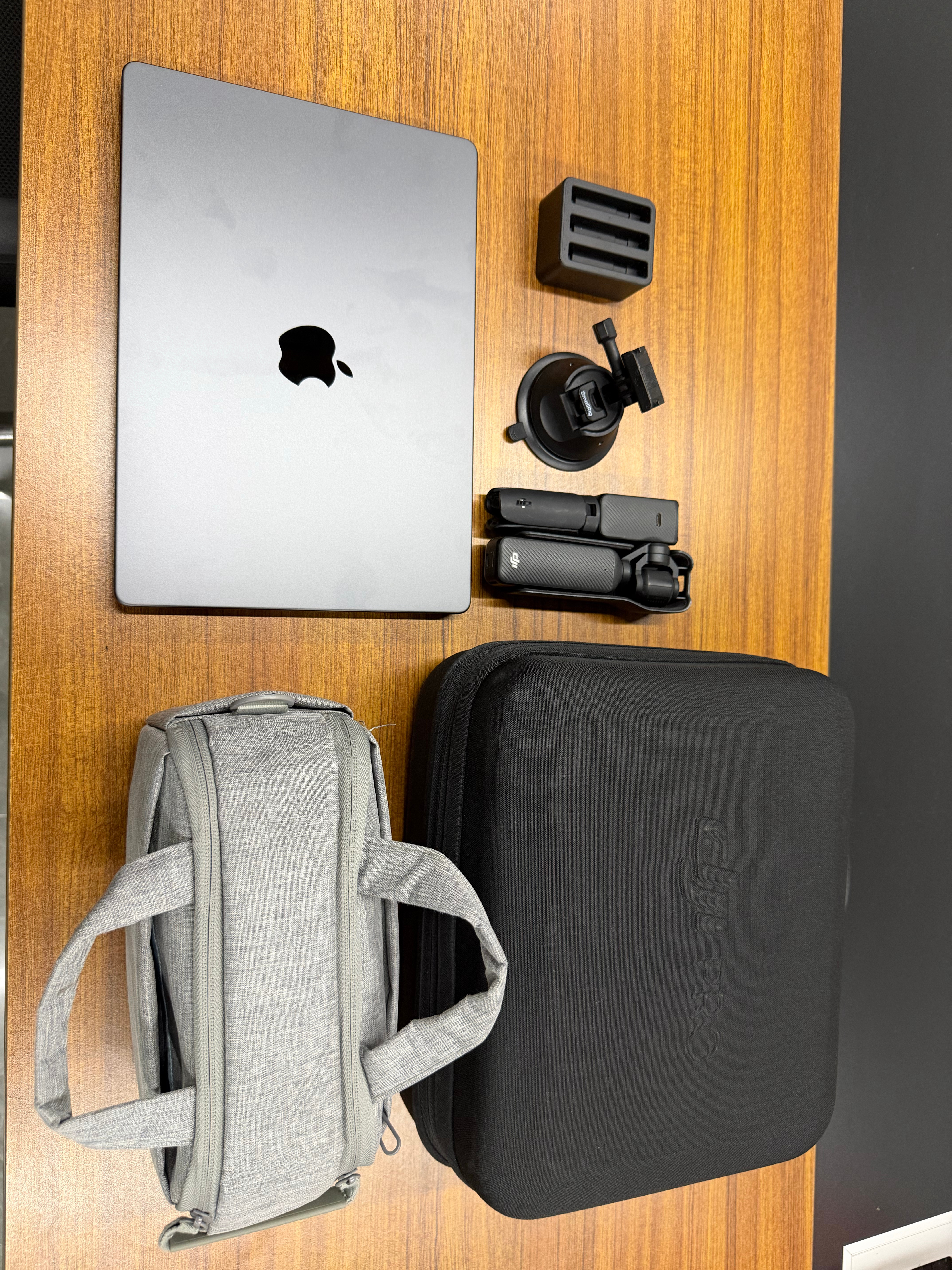 明天去海南拍摄，简单收拾了一下出差拍摄要带这么多东西[允悲]，无人机同事帮拿了，