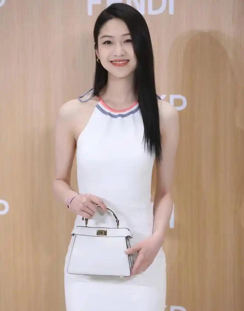 在近期活动中，向涵之状态极佳，自信且闪耀。时尚活动上，她一改往日青春甜妹形象，以