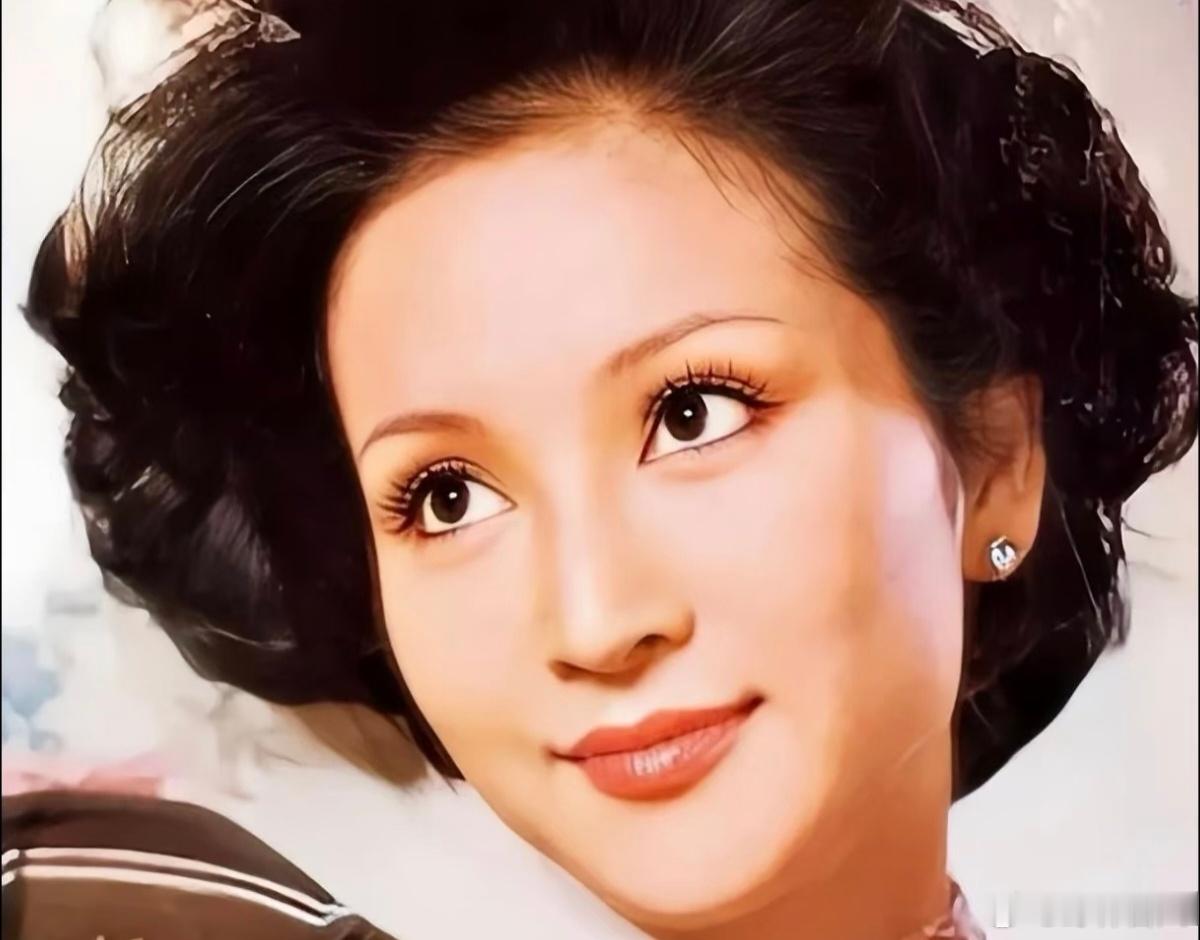 狄波拉不止是谢霆锋母亲更是73年香港小姐冠军，初代双料港姐！ 