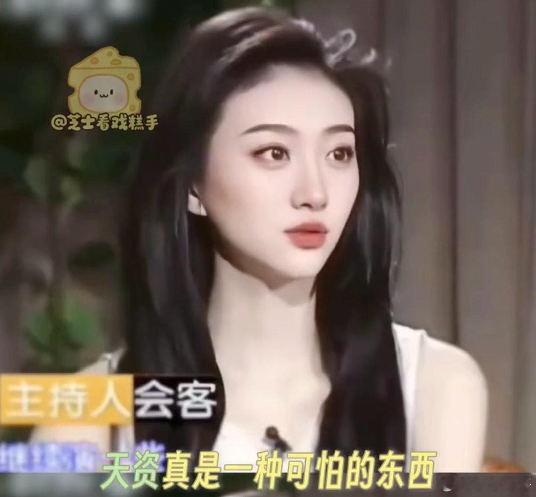 景甜迎来了最佳赏味期景甜的美貌依旧耀眼，妥妥顶美质感，同框从来没输过！恰逢新一轮