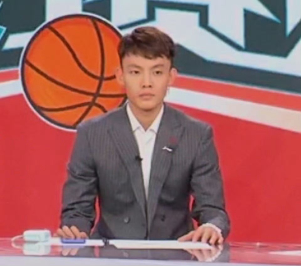 徐杰一身正气的解说完中国男篮vs约旦男篮的比赛后，发现又塌房了……徐杰解说 ​​