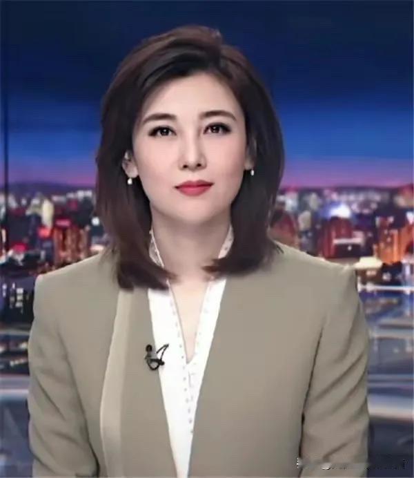 这是我心目中的完美形象的主持人，可以说她是央视里最有气质、最亮丽，才华横溢的一个