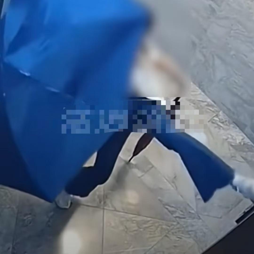一女子乘坐电梯从来不用手按键，每次都不惜“高抬腿”。
监控中拍下了神奇的一幕，一