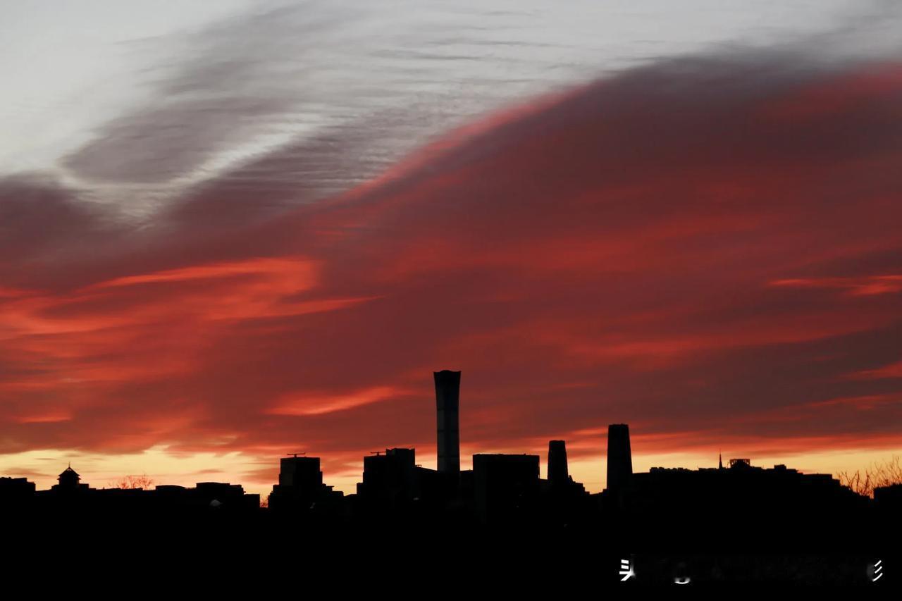 硬盘深处的朝霞。
估计有好几年了，忘记什么时候拍摄的，北京的朝霞。
翻出来觉得很